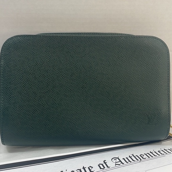 Authentic, LOUIS VUITTON green EPI clutch bag with COA